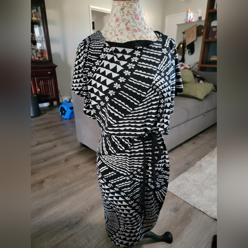 Black and White Patterned Dress- Size mediun